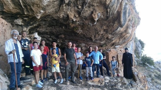 Προσκυνηματική παράκληση νέων στό σπήλαιο τῶν Πατέρων Βάρασοβας Ναυπακτίας