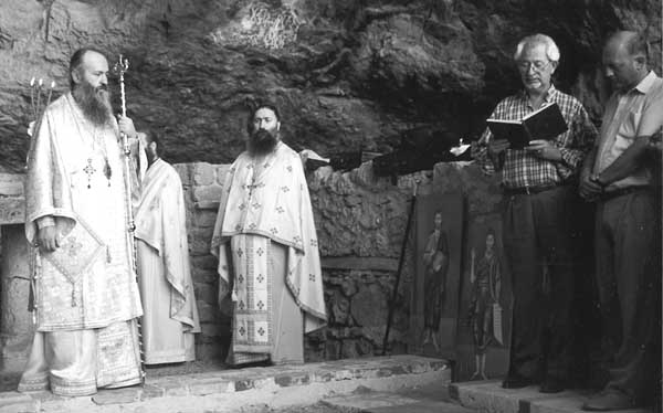 Αρχιερατική θ. Λειτουργία στο σπήλαιο του Αγίου Νικολάου Βαράσοβας