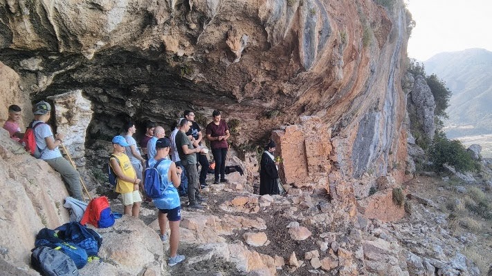 Δυό ἀπό τά ἅγια Σπήλαια τῆς Βαράσοβας