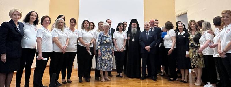 Τιμητική πλακέτα στόν Μητοπολίτη Ναυπάκτου ἀπό τόν Ε.Ε.Σ.