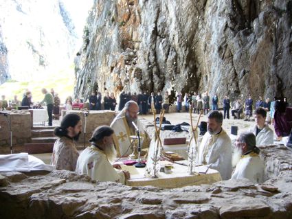 Στο σπήλαιο του αγίου Νικολάου στην Βαράσοβα