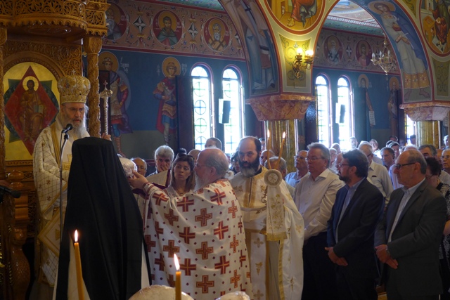 Ἀρτοκλασία ὑπέρ ὑγείας τῶν μελῶν τοῦ Συλλόγου Εὐρυτάνων Ναυπακτίας. Διακρίνεται ὁ Δήμαρχος Ναυπακτίας κ. Παναγιώτης Λουκόπουλος, ὁ πρόεδρος τοῦ Συλλόγου κ. Χαρίλαος Χρήστου καί ὁ ἐκπρόσωπος τοῦ Δημάρχου Δωρίδος κ. Γ. Καπετζώνη.