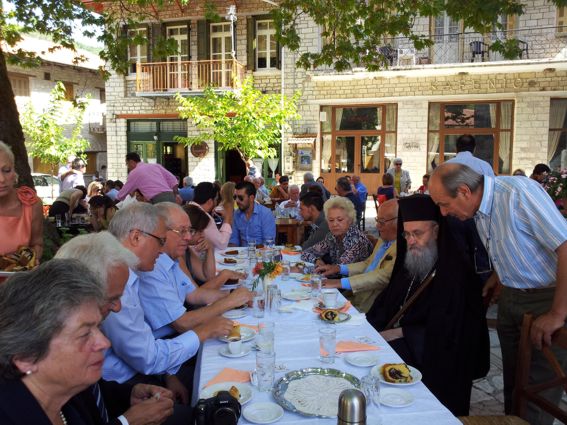  Μετά τήν πανηγυρική θεία Λειτουργία, στήν γραφική πλατεία τοῦ Πλατάνου, κάτω ἀπό τόν ...πλάτανο.